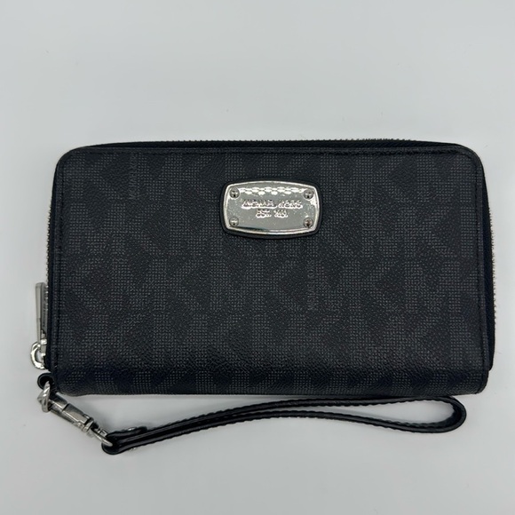 Michael Kors Handbags - Michael Kors MK Signature‎ Jet Set Wallet Wristlet - Black